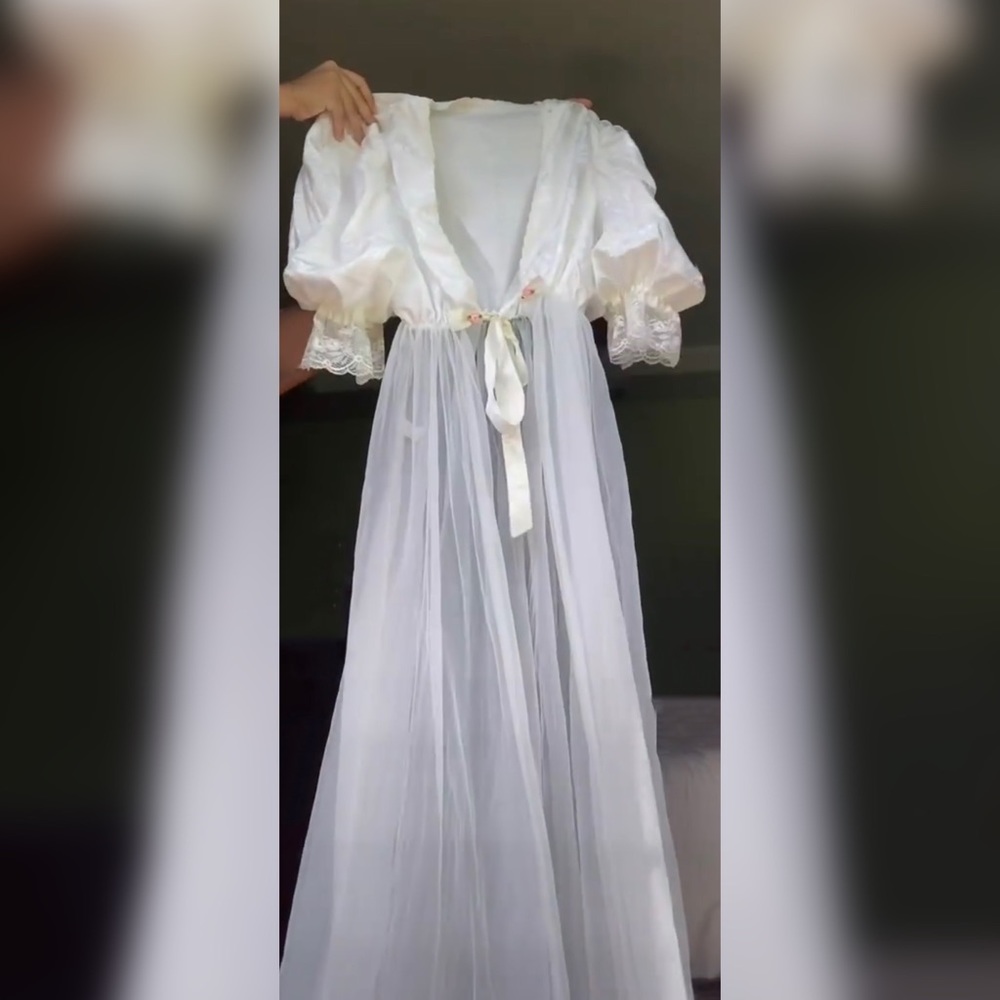 Beautiful Vintage Peignoir / Robe / Gown